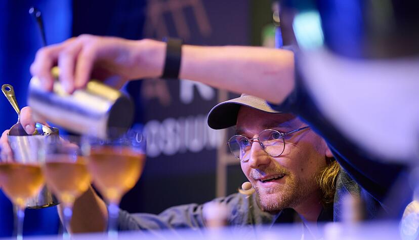 Wladimir Reichert von der erst k&uuml;rzlich er&ouml;ffneten Bar &laquo;Studio&raquo; in Z&uuml;rich mixt seinen Gewinner-Cocktail &laquo;Unruh&raquo;.