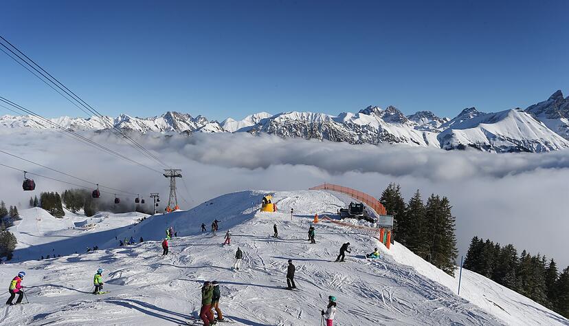 Im Skigebiet am Fellhorn im Allgäu soll ein Sessellift erneuert werden. Naturschutzverbände gehen deshalb auf die Barrikaden. Im Skigebiet am Fellhorn im Allgäu soll ein Sessellift erneuert werden. Naturschutzverbände gehen deshalb auf die Barrikaden.