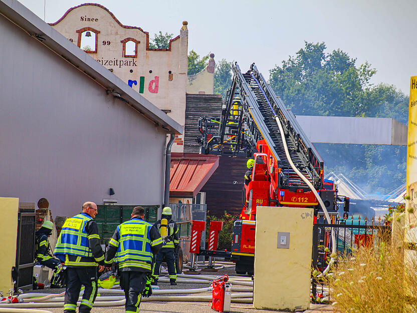 Die Feuerwehrleute brachten den Brand im Freizeitpark rasch unter Kontrolle. Die Feuerwehrleute brachten den Brand im Freizeitpark rasch unter Kontrolle.