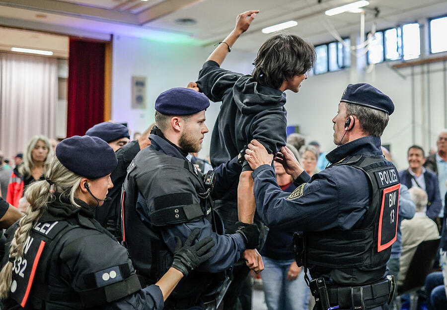 In der Halle waren unter anderem "Nazis raus"-Rufe zu hören.