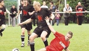 Andreas Bolze (links) vom TSV Untersteinbach kann sich nicht durchsetzen. Im B1-Derby gewann die TSG Waldenburg.Foto: Kurt Gesper Andreas Bolze (links) vom TSV Untersteinbach kann sich nicht durchsetzen. Im B1-Derby gewann die TSG Waldenburg.Foto: Kurt Gesper
