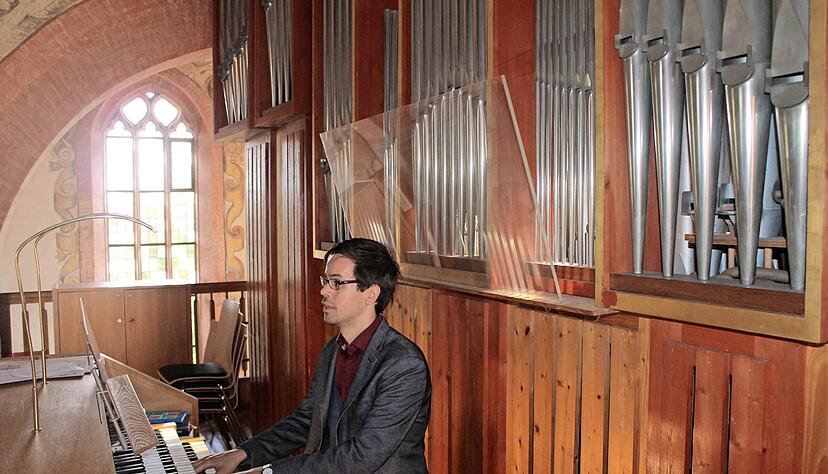 Andreas Willberg, Kantor der evangelischen Kirchengemeinde Lauffen, an der Hauptorgel auf der Empore der Regiswindiskirche.
Foto: Friedhelm Römer Andreas Willberg, Kantor der evangelischen Kirchengemeinde Lauffen, an der Hauptorgel auf der Empore der Regiswindiskirche.
Foto: Friedhelm Römer