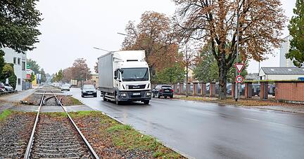 Das alte Industriegebiet, hier an der Salzstraße, ist im Umbruch. Es birgt durch seine gute Verkehrsanbindung an Bahn, Straße und Wasser viel Potenzial.
Foto: Andreas Veigel Das alte Industriegebiet, hier an der Salzstraße, ist im Umbruch. Es birgt durch seine gute Verkehrsanbindung an Bahn, Straße und Wasser viel Potenzial.
Foto: Andreas Veigel