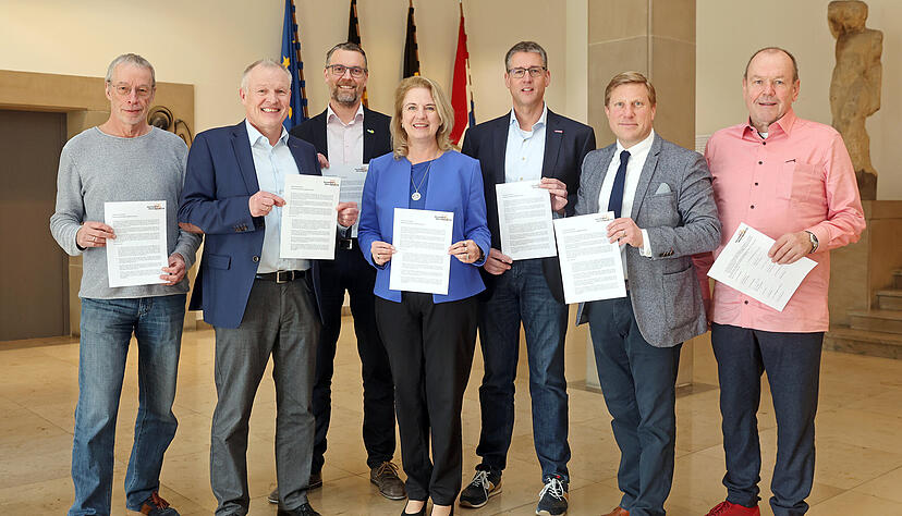 Gemeinderatsfraktionen treten Bündnis für Demokratie und Menschenrechte bei (von links): Konrad Wanner (Linke), Rainer Hinderer (SPD), Holger Kimmerle (Bündnis 90/Grüne), Marion Rathgeber-Roth (Unabhängige), Thomas Randecker (CDU), Nico Weinmann (FDP) und Herbert Burkhardt (Freie Wähler).