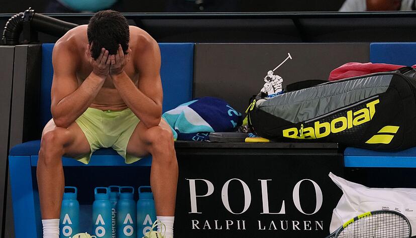Carlos Alcaraz war nach seinem Halbfinale gegen Alexander Zverev v&ouml;llig ersch&ouml;pft.