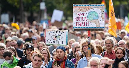 Die Klimaschutzbewegung Fridays For Future hat für diesen Freitag zu einem weltweiten Klimastreik aufgerufen - hier die Demo in Köln.