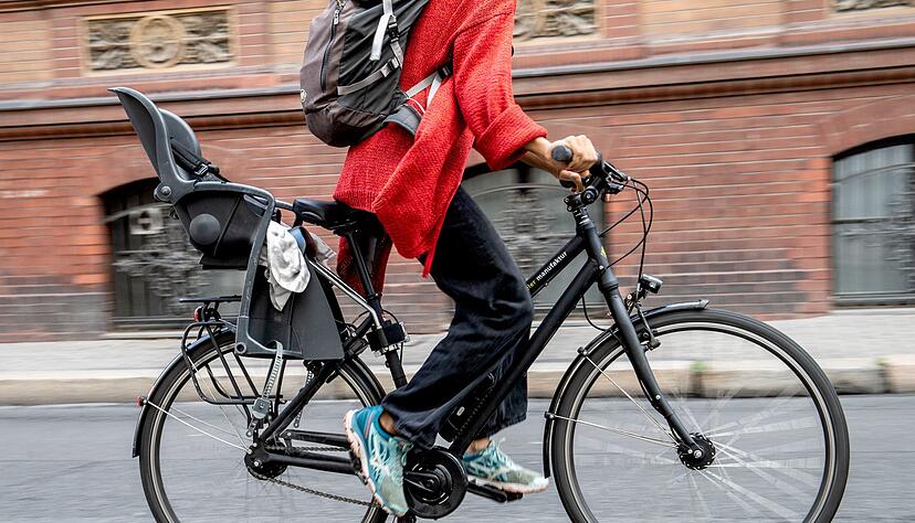 «Stiftung Warentest» hat 14 Fahrradkindersitze in verschiedenen Kategorien für jede der drei Montagearten geprüft. «Stiftung Warentest» hat 14 Fahrradkindersitze in verschiedenen Kategorien für jede der drei Montagearten geprüft.