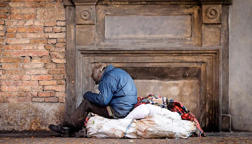 Alt, allein und auf der Straße: Wer Glück hat, bekommt einen Platz bei der Aufbaugilde, aber auch hier gibt es eine Warteliste. Alt, allein und auf der Straße: Wer Glück hat, bekommt einen Platz bei der Aufbaugilde, aber auch hier gibt es eine Warteliste.