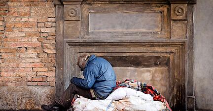 Alt, allein und auf der Straße: Wer Glück hat, bekommt einen Platz bei der Aufbaugilde, aber auch hier gibt es eine Warteliste.
Foto: bigmikephoto/stock.adobe.com