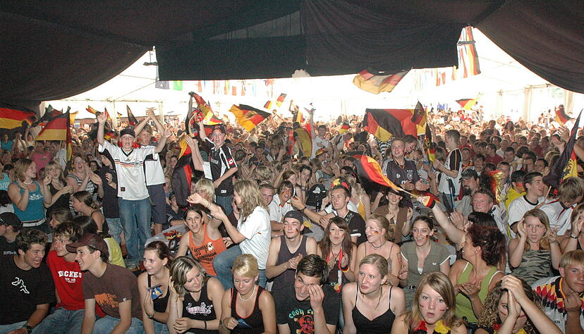 Das große Festzelt, das Stefo zur Heim-WM 2006 auf der Herrenwiese errichtet hatte, wird es nicht mehr geben. Schon damals war es schwierig gewesen, damit schwarze Zahlen zu schreiben.
Foto: Archiv/Jürgen Kümmerle Das große Festzelt, das Stefo zur Heim-WM 2006 auf der Herrenwiese errichtet hatte, wird es nicht mehr geben. Schon damals war es schwierig gewesen, damit schwarze Zahlen zu schreiben.
Foto: Archiv/Jürgen Kümmerle