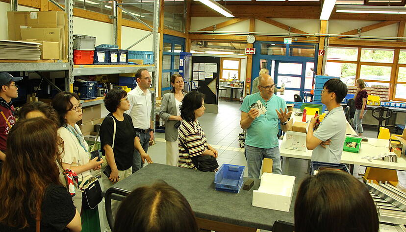 Die südkoreanischer Delegation besichtigt die Krautheimer Werkstätten. Die südkoreanischer Delegation besichtigt die Krautheimer Werkstätten.