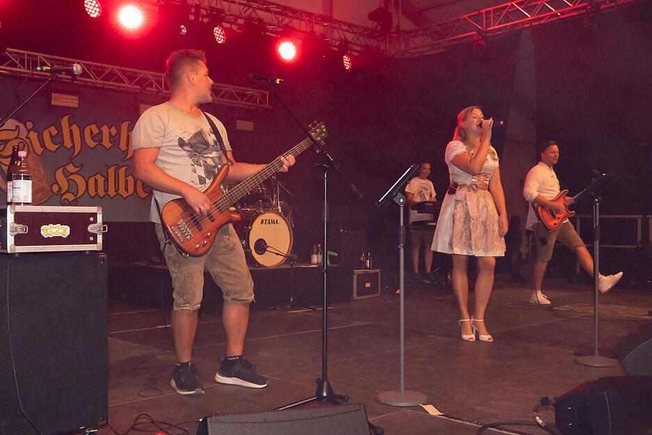 Die Partyband "Sicherheitshalbe" ist am Freitag mit Hits wie "Cordula Grün" beim Käsritt in Leingarten aufgetreten.