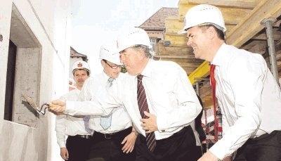 Kelle und Beton: In die Wand des k&uuml;nftigen Treppenhauses mauerten Oberb&uuml;rgermeister Thilo Michler, Vorstandsvorsitzender Werner Gassert, Verwaltungsratsvorsitzender Helmut M. Jahn und Vorstand Bernd Kaufmann den Grundstein.Fotos: Ralf Reichert