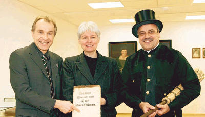 Einer der Sch&auml;tze des Stadtarchivs: B&uuml;rgermeister Rolf Kieser, Stadtarchivarin Isolde D&ouml;bele-Carlesso und Bezirksschornsteinfegermeister Ulrich Heidinger mit der H&ouml;chf&uuml;rstlich w&uuml;rttembergischen Land-Feuer-Ordnung von 1752.
          Foto: Claudia Wachter