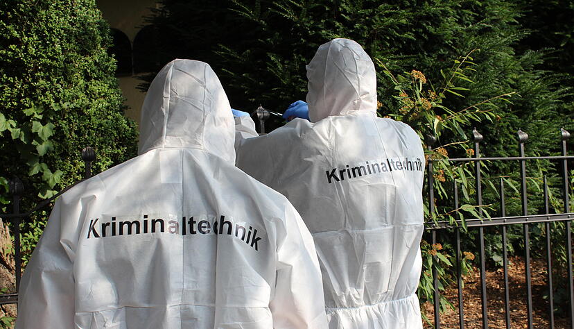 Die Kriminaltechniker sichern vor Ort Spuren.