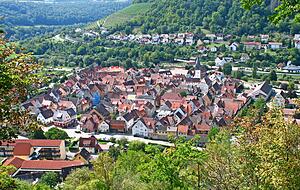 Hoch oben von der Weinsteige aus hat man einen herrlichen Blick auf den historischen Ortskern Niedernhalls und das Kochertal. Fotos: Stephan Sonntag