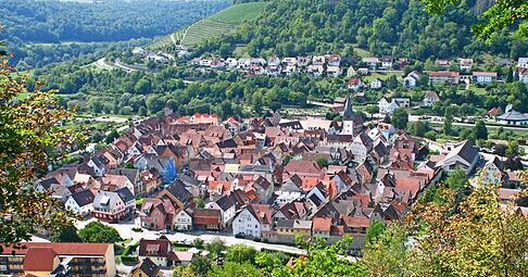 Hoch oben von der Weinsteige aus hat man einen herrlichen Blick auf den historischen Ortskern Niedernhalls und das Kochertal. Fotos: Stephan Sonntag