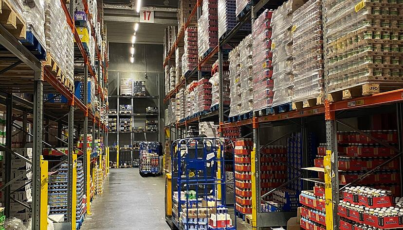 Mit einem Kommissionierwagen fahren Mitarbeiter durch das Edeka-Lager in Ellhofen und sammeln die bestellten Produkte der verschiedenen Märkte ein. Mit einem Kommissionierwagen fahren Mitarbeiter durch das Edeka-Lager in Ellhofen und sammeln die bestellten Produkte der verschiedenen Märkte ein.