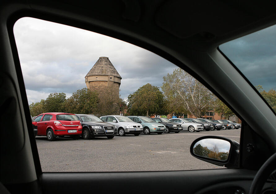Wenn keine Veranstaltungen auf der Theresienwiese geplant sind, ist der Platz öffentlicher Parkplatz.. Im Hintergrund steht der General-Wever-Turm. Ansicht aus dem Jahr 2006.