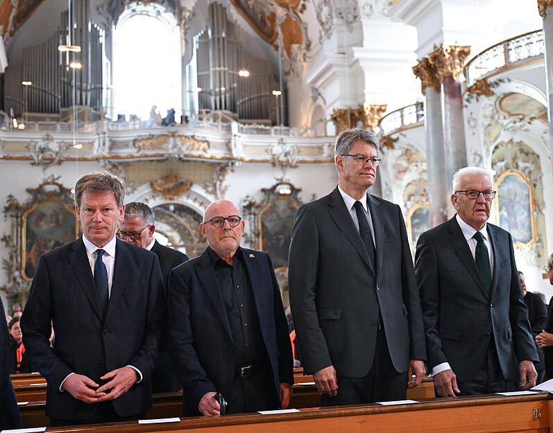 Beim Trauergottesdienst sind auch Bahnchef Richard Lutz (v.l) Winfried Hermann (B&uuml;ndnis 90/Die Gr&uuml;nen), Verkehrsminister von Baden-W&uuml;rttemberg, Bundesverkehrsminister Patrick Schnieder (CDU) und Winfried Kretschmann (B&uuml;ndnis 90/Die Gr&uuml;nen), Ministerpr&auml;sident von Baden-W&uuml;rttemberg, im M&uuml;nster anwesend.