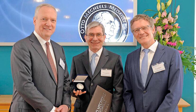 Forschungen zur Wundheilung: Professor Hans Smola (Mitte) wurde von Hohenstein-Chef Stefan Mecheels (links) und seinem Stellvertreter Dirk Höfer geehrt.