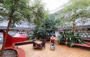 Ein besonderer Akzent: Der &uuml;berdachte Innenhof bei den Mietwohnungen f&uuml;r die &uuml;ber 60-J&auml;hrigen. Die evangelische Sozialstation ist mit im Haus.