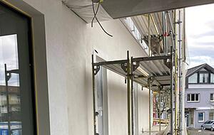 Solange das Ger&uuml;st steht, kann der Weg zum Eingang (links) nicht gebaut werden.