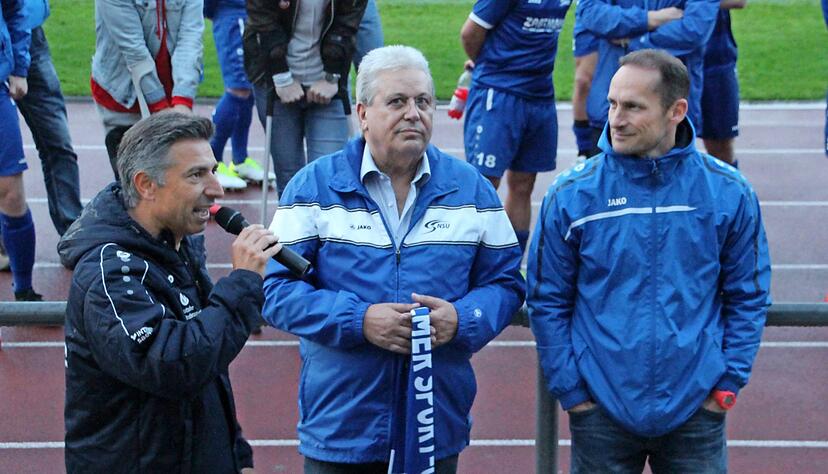 Nach dem Heimspiel gegen Villingen ehrten Sportdirektor Marco Merz (von links) und Spartenleiter Klaus-Dieter zur Linden Trainer Thorsten Damm.
