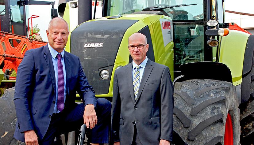 Vorstand Stephan Buchholz (l.) und Vorstandssprecher J&uuml;rgen Freudenberger vor einem Schlepper.
Foto: KRZ