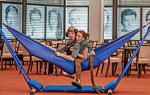 Mit K&ouml;rpereinsatz und ohne gro&szlig;e Worte rangeln die nat&uuml;rlichen Feinde  Katz (Stephanie Pardula) und Maus (Ga&euml;tan Chailly) &minus; und kommen sich n&auml;her.