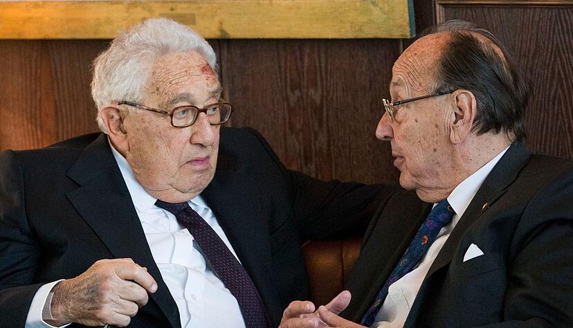 Der frühere Außenminister Hans-Dietrich Genscher (r) mit Henry Kissinger beim Empfang zum 90. Geburtstag Kissingers 2013.