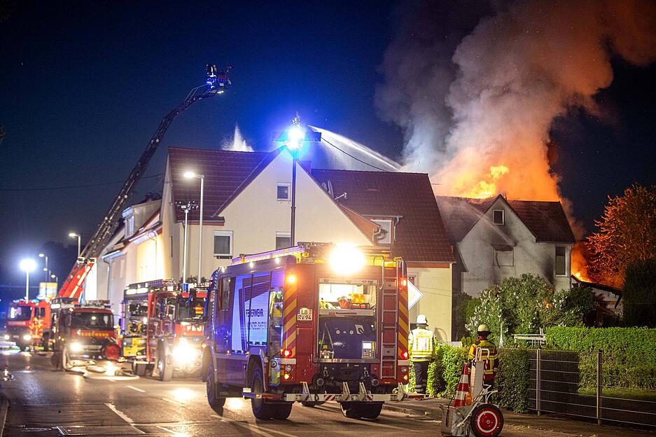 Ein großes Wohnhaus mit angebauter Scheune brannte lichterloh, die Flammen schlugen meterhoch in den Himmel.