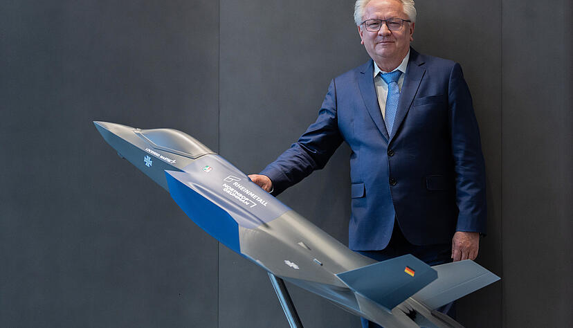 Armin Papperger, Vorstandvorsitzender von Rheinmetall, steht nach der Bilanzpressekonferenz hinter einem Modell einer Lockheed Martin F-35A in der Konzernzentrale. Rheinmetall liefert in Kooperation mit Northrop Grumman den Rumpfmittelteil.
