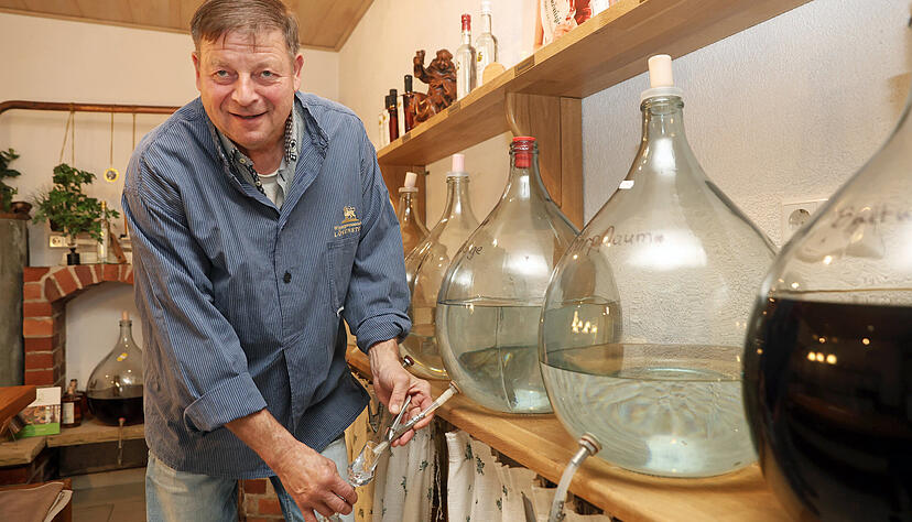 Siegfried Schmidt genie&szlig;t das Produkt seiner Arbeit: Ein aromatisches Zwetschgenwasser, das nach Sonne, Regen und viel Landschaft schmeckt.