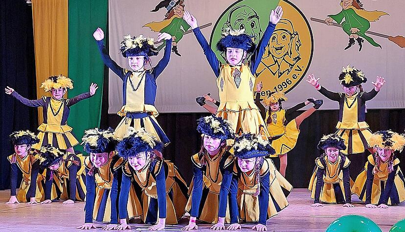 Niedliche Gardezwerge in Bestform: Tänze, Showeinlagen, freche Büttenreden und viele Publikumseinlagen trugen zur bunten Prunksitzung der Züttlinger Jagsttalnarren bei. Niedliche Gardezwerge in Bestform: Tänze, Showeinlagen, freche Büttenreden und viele Publikumseinlagen trugen zur bunten Prunksitzung der Züttlinger Jagsttalnarren bei.