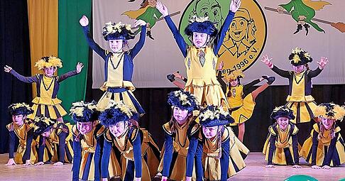 Niedliche Gardezwerge in Bestform: T&auml;nze, Showeinlagen, freche B&uuml;ttenreden und viele Publikumseinlagen trugen zur bunten Prunksitzung der Z&uuml;ttlinger Jagsttalnarren bei.