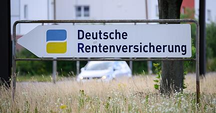 Ebenso wie für deutsche Staatsangehörige gilt auch für Ausländer in Deutschland: Nur wer einzahlt, bekommt im Alter Leistungen aus der Rentenversicherung.