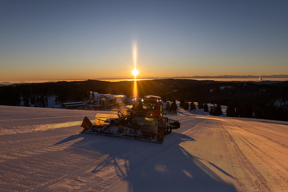 Ein Pistenbully präpariert eine Skipiste auf dem Feldberg.