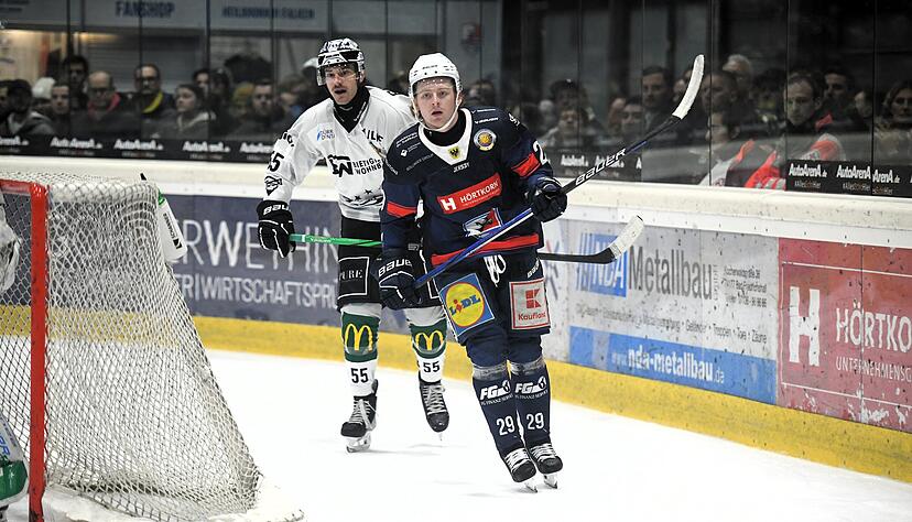 Calder Anderson (rechts) wird auch in der nächsten Saison für die Falken auf Torejagd gehen. Calder Anderson (rechts) wird auch in der nächsten Saison für die Falken auf Torejagd gehen.