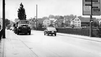Im Jahre 1974 (Foto) wurden Belag und Dichtung der Neckargartacher Br&uuml;cke f&uuml;r rund 240 000 Mark erneuert. Nach der Zerst&ouml;rung im Zweiten Weltkrieg wurde die Br&uuml;cke durch drei Nachfolge-Bauwerke ersetzt.