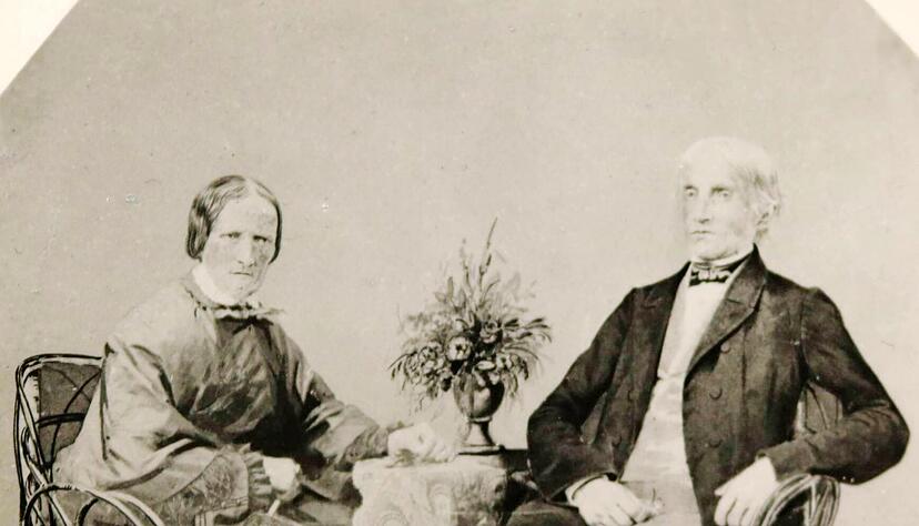 In der Zeit um 1860 ist das älteste Foto der Gemeinde Pfedelbach entstanden. Es lag einst einem der Gedichtbände "Lehriaden" bei und zeigt den einstigen Pfedelbacher Adlerwirt und Dichter Johann Lehr und seine Frau Regine.
Fotos: Bettina Hachenberg