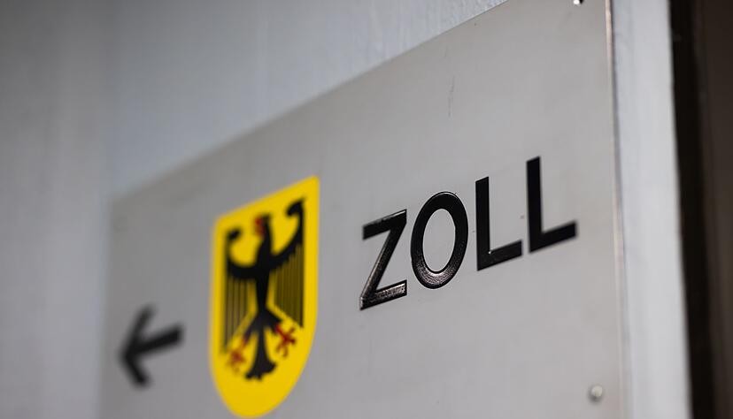 Der Zoll stoppt zwei Bargeld-Schmuggler in Friedrichshafen. (Symbolbild) Der Zoll stoppt zwei Bargeld-Schmuggler in Friedrichshafen. (Symbolbild)