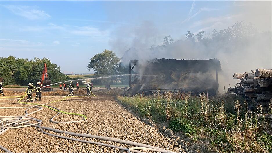 Ein Feuer ist in einer landwirtschaftlichen Scheune zwischen Vogelsberg und Laßbach im Hohenlohekreis ausgebrochen. Gelagert sind laut Polizeiangaben Stroh und landwirtschaftliche Geräte. Die Feuerwehr ist mit etwa 40 Kräften ausgerückt. Ein Feuer ist in einer landwirtschaftlichen Scheune zwischen Vogelsberg und Laßbach im Hohenlohekreis ausgebrochen. Gelagert sind laut Polizeiangaben Stroh und landwirtschaftliche Geräte. Die Feuerwehr ist mit etwa 40 Kräften ausgerückt.