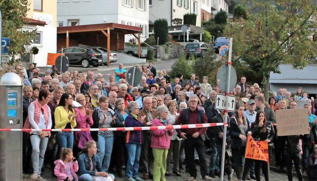 Viele Künzelsauer ahnen, dass das Aus ihres Krankenhauses bevorsteht. Dem wollen sie nicht tatenlos zusehen. Der ersten Mittwochsdemonstration sollen weitere folgen.
Fotos: Barbara Griesinger Viele Künzelsauer ahnen, dass das Aus ihres Krankenhauses bevorsteht. Dem wollen sie nicht tatenlos zusehen. Der ersten Mittwochsdemonstration sollen weitere folgen.
Fotos: Barbara Griesinger