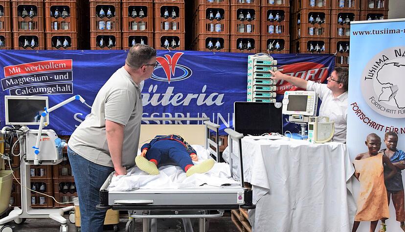 Mediziner am Krankenbett: Florian Kistler (links) und Michael Preusch haben fürs Foto einen OP gestaltet. Bald werden die gespendeten Geräte in Uganda eingesetzt.