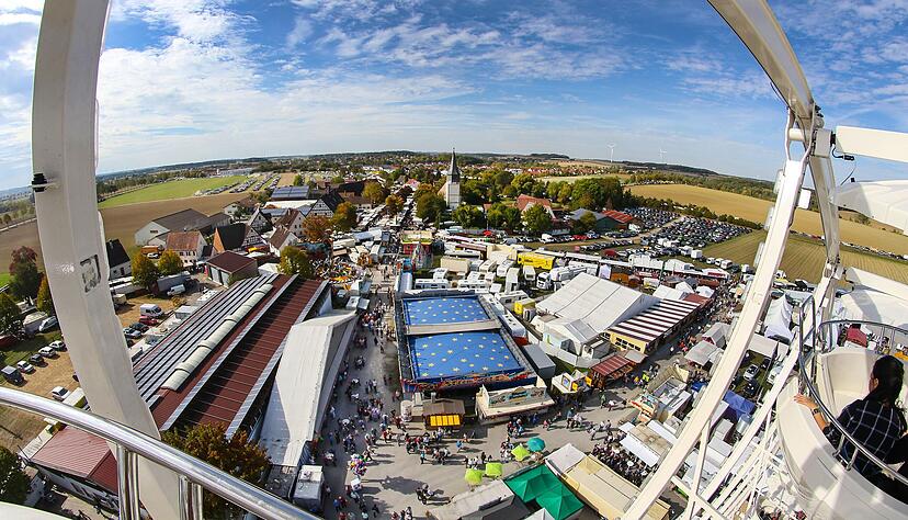 Das Festivalgelände aus der Riesenrad-Perspektive: In diesem Jahr darf man in Musdorf nicht nur die Fahrgeschäfte nutzen, am 10. Oktober gibt es auch ein Wirtschaftsforum, den Muswiesen Summit 2023. Foto: Archiv/Ufuk Arslan Das Festivalgelände aus der Riesenrad-Perspektive: In diesem Jahr darf man in Musdorf nicht nur die Fahrgeschäfte nutzen, am 10. Oktober gibt es auch ein Wirtschaftsforum, den Muswiesen Summit 2023. Foto: Archiv/Ufuk Arslan