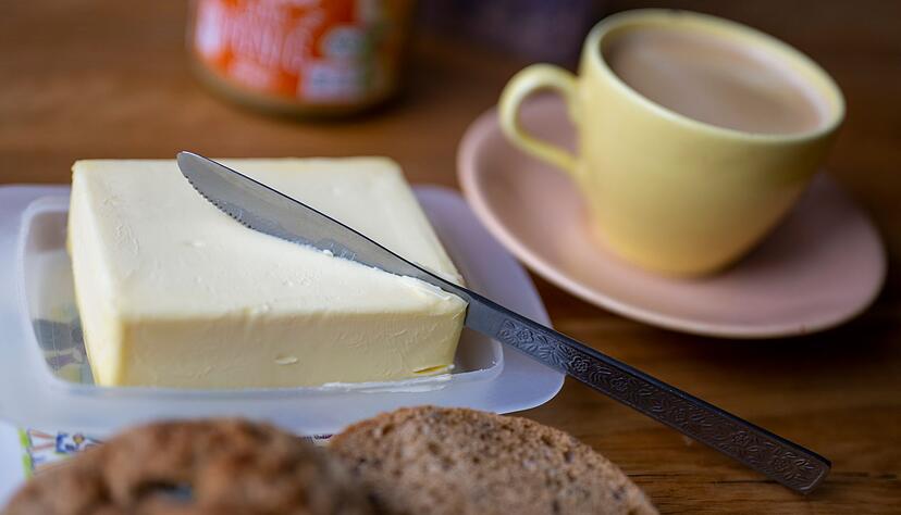 Ende 2024 kostete ein P&auml;ckchen Butter 2,39 Euro, nun sind es nur noch 1,39 Euro.