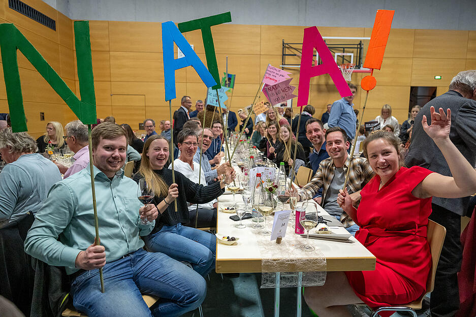 Publikum und Jury verfolgen gebannt die Kür der Weinkönigin und Weinprinzessinnen.