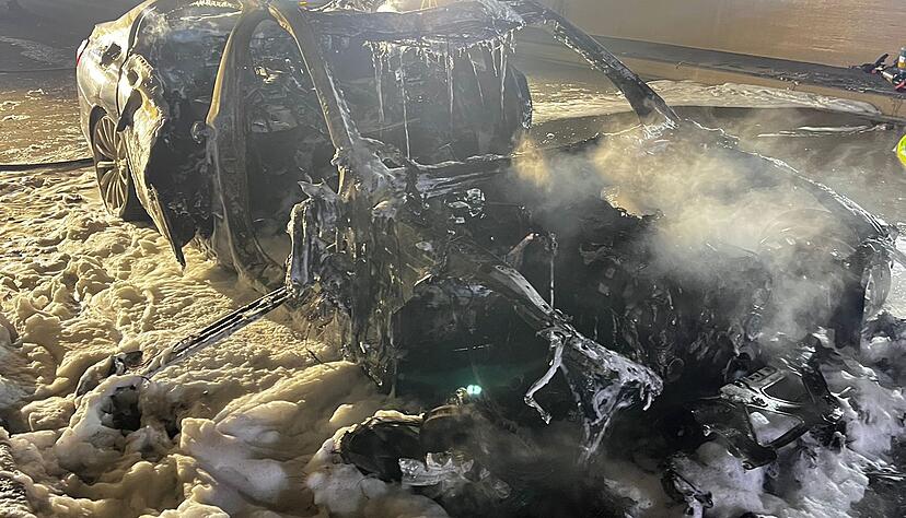 Im Pfänder-Tunnel an der Grenze von Österreich zu Deutschland hat ein Auto Feuer gefangen. 200 Menschen mussten gerettet werden. Im Pfänder-Tunnel an der Grenze von Österreich zu Deutschland hat ein Auto Feuer gefangen. 200 Menschen mussten gerettet werden.