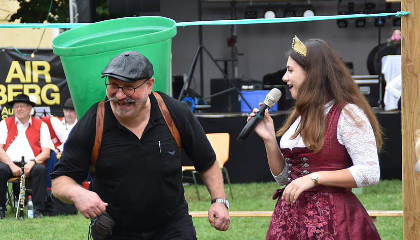 Auch wenn das Knie ziept: Rainer Z&uuml;fle hat gut lachen. Wei&szlig;bachs B&uuml;rgermeister gewinnt den Wettlauf mit der Butte vor seinen Amtskollegen aus Niedernhall und Forchtenberg.